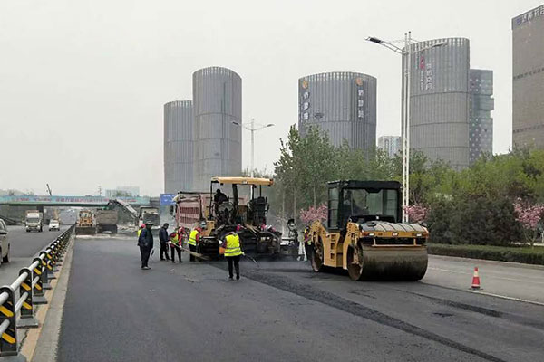 高速公路路面施工為什么多數(shù)使用瀝青材料？